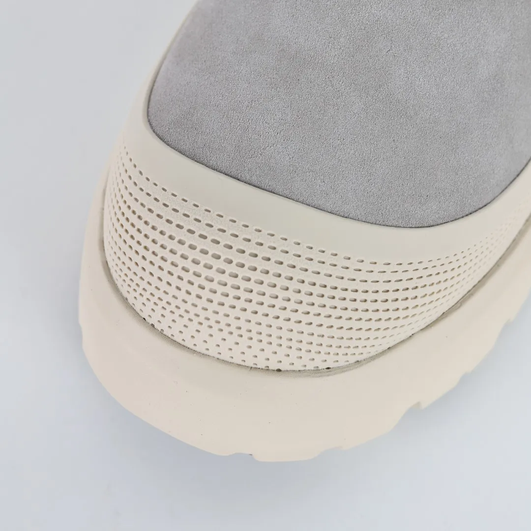 New colors shipped 🚀🚀 Pick up locally 💰660 Core recommendation good price 4cm thick sole, independently developed outsole, cashmere insole, keeping warm in winter, suitable for home use. In the new year, uug launched a style series, which is partially geared towards the preferences of young consumers, and has also moved to the forefront of fashion trends. Shoe body material, water-repellent coated suede upper, 17mm UGGPURE™ implanted wool insole, lightweight non-slip and comfortable rubber outsole, with brand LOGO and trademark, with full packaging Size: 40 41 42 43 44 45